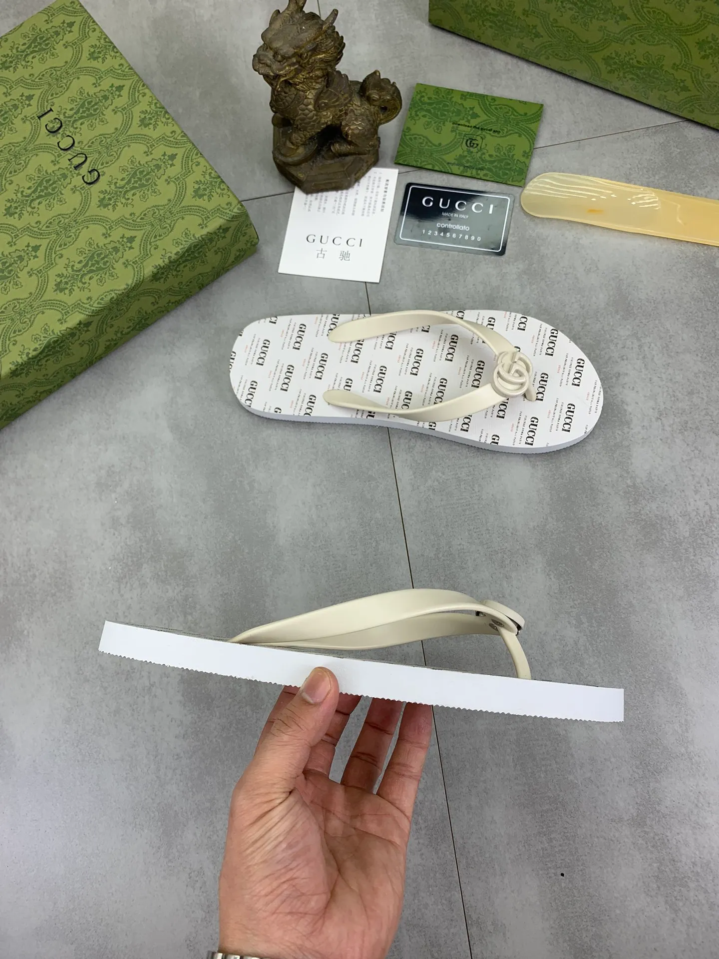 Men's men's shoes 💰P220💰【New style】🆘【GUCCI】Official website's popular Gucci adult couple 🧑‍🤝‍🧑 style, children's flip-flops are on sale at the counter simultaneously! Original fabric imported from Italy. Original bottom provided by the original factory. Size: Adult 36-45. Children’s size: 30-37. Multiple colors available.